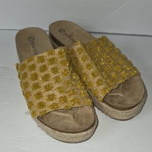NWOB Bella Vita Mustard Yellow Textured Slide Sandals SZ 12